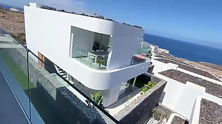 angela belle brune a gros nichons se fait baiser