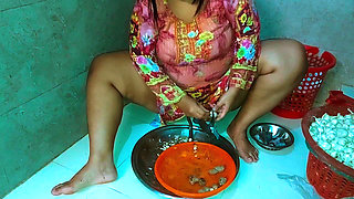 Desi Bhabhi gets tremendous orgasm in the kitchen when I do her cooking