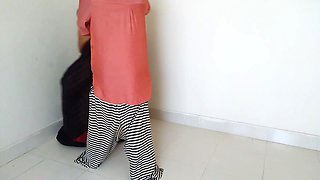 35y Old Sexy Huge Boobs Desi Aunty Fucked by a Guy When She Swipeing Room
