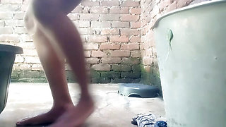 Desi indian wife having bath and saree remove boob show in bathtroom