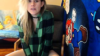 Pretty webcam shemale drills her ass and strokes her cock