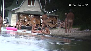 Thrilling beach voyeur scenes of sexy naked people