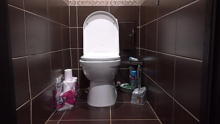 Camera in the Toilet at Home. Mature MILF with a Big Ass and Hairy Pussy Pisses. Amateur Asmr with the Gurgle of Urine.