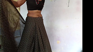 Bhabhi looked very beautiful wearing a black saree, brother-in-law made a mare and hit sister-in-law's ass loudly and boldl