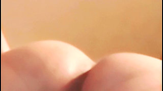 She Sits on the Big-dicked Boy and Bounces, Then Receives Deep Thrusts