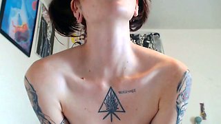 Close up amateur beauty uses her toy to masturbates