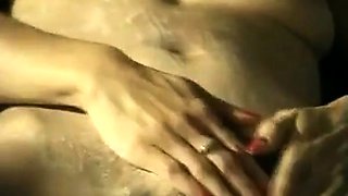 Haarige Muschi einer deutschen Ehefrau mit Sperma bedeckt