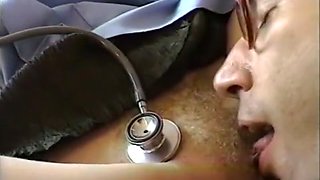 Une infirmière se fait sodomiser par un patron au repos