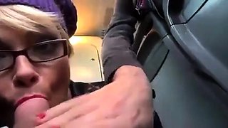 Deutsche Amateure geben Gruppen-Blowjob im Bus