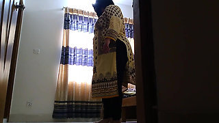Office Boss Fuck a Arabian Muslim Maid When She Was Clean Office Room!