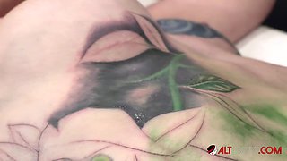 Marie Bossette Gets a Beautiful Rose Tattooed on Her Right Ribs - AltErotic