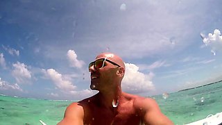 A holiday fucking session in the sea!