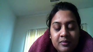 Livecam video chat with Indian aunty flashes her big tits