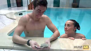 Hunt4k. sexabenteuer im privaten swimmingpool