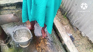 Desi housewife nahate hai outdoor