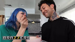Jewelz Blu flirts with her brother's acquaintance Small Hands then lets him fuck her in the room - brazzers