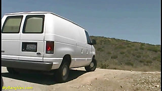 Skinny MILF picket up from beach for bangvan DP