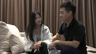 Chinese girl meets with a girl on wtc031.me, and meets with a beautiful girl with black stockings with a boyfriend on the platform
