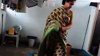 Aunty change saree