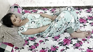 Desi aunty ko saman dene ke bahane pel diya