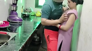 Muslim Naukrani Ko Kichen Me Hi Pakad Ke Bur Me Land Daal Diya