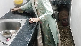 Doctor ne muze ghar pe bulakar bedroom me jabar dasti pela
