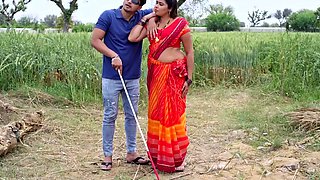 Indian babe toys her pussy on webcam
