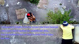 un voyeur espionne un couple baiser