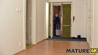 I fuck a hot mature lady on the table