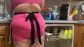 Horny MILF LIVE in an Apron Cleaning