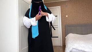 Arab Wife in Hijab Found a Sex Toy While Cleaning and Got Horny