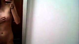 Studentessa italiana si masturba in bagno
