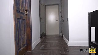 Debt4k. la 21enne darina prende un prestito, compra una pistola e restituisce