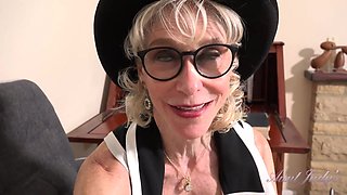 Dee Lite captivates with passionate gilf boss sultry ecstasy