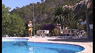 Sexy MILF pleasure her dirty cunt near swimming pool