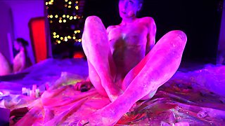 Naked amateur webcam girl fingering her pussy live on camera