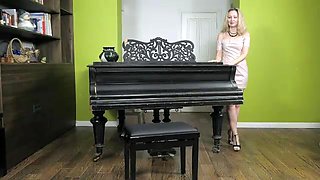 Foxy masturbates by her black piano today - WeAreHairy