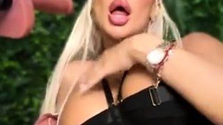 Bubble butt amateur goes solo with a toy in the powder room