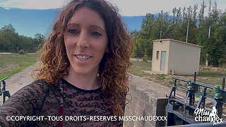 Misschaudexxx, I get fucked in full view of everyone at the edge of a lock