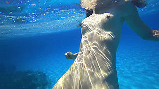 Stunning Girl Swims Nude on Public Beach