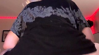 Bubble butt amateur goes solo with a toy in the powder room