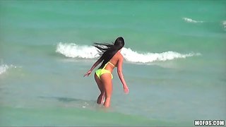 Amateur bikini stunner is picked up at the beach for a prompt bang