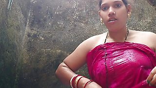 Desi indian bihari wife having bath and saree remove boob show in birth room