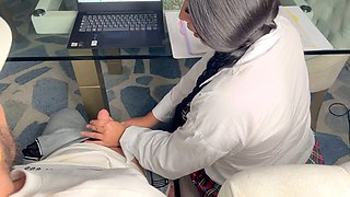 18-year-old Latina colegiala gives a mind-blowing blow job