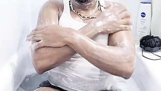 I wash my body in the bath (2) (2025)