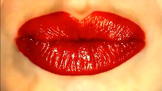 Tiffany Watson Plumbing In The Couch With Her Piercings - Juliana Grandi