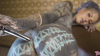 Tattooed Woman Testing Fuck Machine with Her Anal