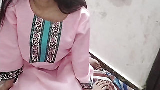 Desi aunty ko sex video dikha kar pel diya
