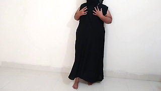 I wake up and see Egyptian hijabi sexy stepmother sexually excited, but father is not at home, so I help stepmother - twice cum