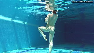 Milf girl Nicole Pearl shaking booty underwater